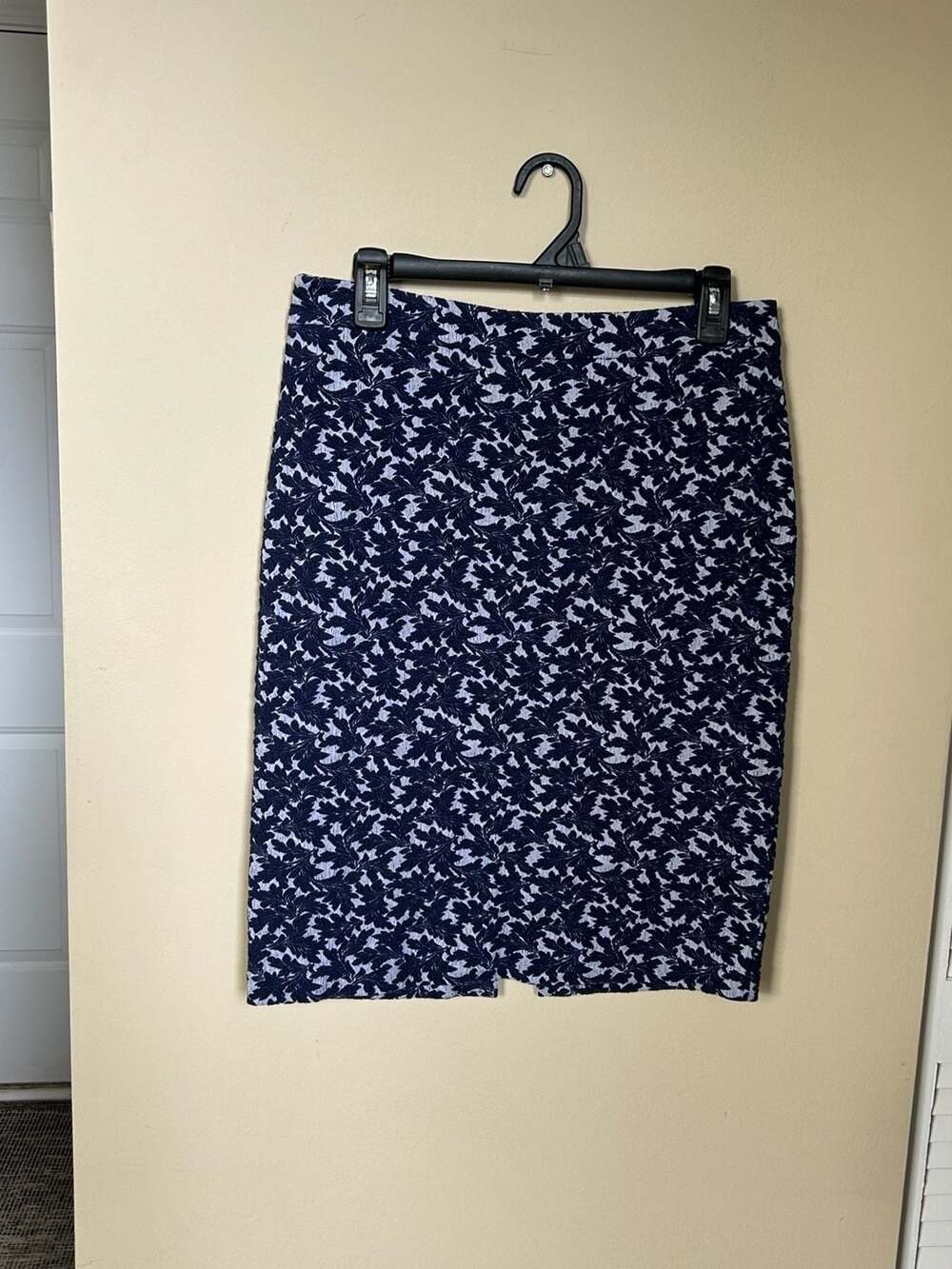 Michael Kors Pencil Skirt Size M Blue White Leaf Brocade Exposed Zip